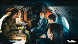 유엔사 후방기지 사령관인 라일 홀트 호주 공군 대령은 14일 자신의 트위터 계정에 일본 외무성 당국자가 프랑스 ‘팔콘 200’ 정찰기 승무원과 만났다며 사진을 공개했다. 사진 = Commander, UN Command Rear / Twitter.