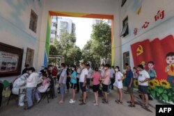 中国河南省郑州市居民排队接受新冠核酸检测。（2021年7月31日）