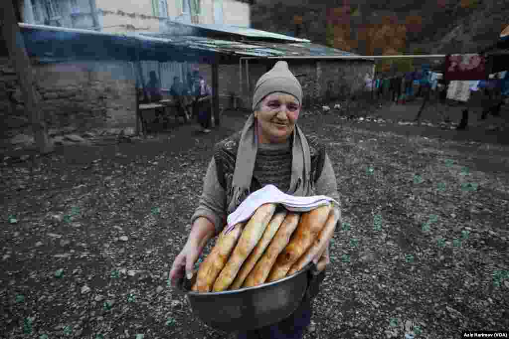 Yerli sakinlərin qazancları yüksək idi. Hətta ətraf kənd və qəsəbələrdən burada işləmək üçün gələnlər də var idi.