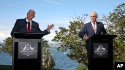 Wapres AS Mike Pence (kiri) bersama PM Australia Malcolm Turnbull dalam konferensi pers di Sydney, 22 April 2017. (AP Photo/Rick Rycroft) 