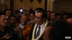 រូបឯកសារ៖ លោក សម រង្ស៊ី ប្រធាន​គណបក្ស​សង្គ្រោះ​ជាតិ​ នៅឯ​ព្រលាន​យន្តហោះ​អន្តរជាតិ​ភ្នំពេញ​ នៅថ្ងៃទី​០៣ ខែវិច្ឆិកា ឆ្នាំ២០១៥ (ហ៊ាន សុជាតា/ VOA Khmer)