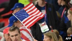 Mokumisi ya Etats-Unis azali koningisa bendele ya Amerika na match ya ekipi na ye na Pays de Galla ya groupe B ya mondial Qatar 2022 na stade Al-Rayyan, west ya Doha, 21 novembre 2022. (Photo Patrick T. FALLON / AFP) 