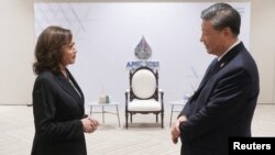 អនុប្រធានាធិបតី​សហរដ្ឋអាមេរិក​​លោកស្រី Kamala Harris ជួប​ជាមួយ​ប្រធានាធិបតី​ចិន​លោក Xi Jinping នៅ​មុន​កិច្ចប្រជុំ​មេដឹកនាំ​នៃ​អង្គការ​វេទិកា​កិច្ច​សហប្រតិបត្តិការ​សេដ្ឋកិច្ច អាស៊ី​ប៉ាស៊ីហ្វិក ឬ APEC ​ក្នុង​រាជធានី​បាងកក​ប្រទេស​ថៃ កាល​ពី​ថ្ងៃ​ទី​១៩ ខែ​វិច្ឆិកា ឆ្នាំ​២០២២។