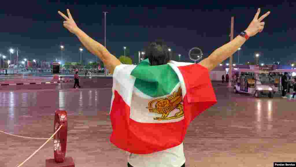 تماشاگران با نمادهای اعتراضی در مسابقه ایران و انگلیس - جام جهانی قطر