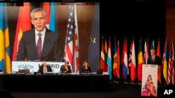 北约秘书长延斯·斯托尔滕贝格2002年11月21日在西班牙马德里召开的北约议会大会上讲话。