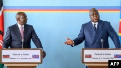 Prezida wa Kenya kumwe, William Ruto ( i Bubamfu), kumwe na mugenzi wiwe wa Kongo, Félix Antoine Tshisekedi Tshilombo ( i Buryo). Ino foto yafatiwe i Kinshasa mu 2022