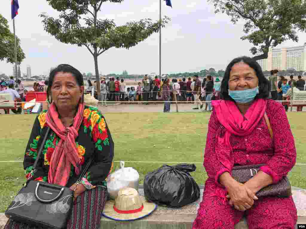 អ្នកស្រី យឺន សាម៉េត (ឈុត​ពណ៌ផ្តាឈូក) និង​អ្នកស្រី​ សុន សាវ៉ាន​ ពលរដ្ឋ​ដែល​ចូលរួម​កម្សាន្ត​ក្នុង​ព្រះរាជ​ពិធី​បុណ្យ​អុំទូក ផ្តល់​សម្ភាសន៍​ដល់​ VOA នៅ​ថ្ងៃទី​១១ ខែវិច្ឆិកា ឆ្នាំ​២០១៩។ (កាន់​ វិច្ឆិកា​​/​VOA)