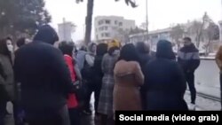 Zəncanda tibb bacılarının valilik qarşısında etiraz aksiyası