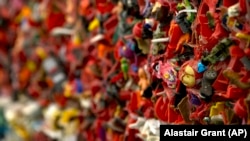 Karya Willem Boshoff terbuat dari pecahan mainan plastik berwarna dipamerkan di Frieze Art Fair di Regent's Park London (Foto: Ilustrasi/AP/Alastair Grant)