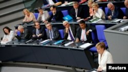 អ្នកស្រីអធិការបតីអាល្លឺម៉ង់ Angela Merkel (ស្តាំ) ថ្លែងសេចក្តីប្រកាសរបស់រដ្ឋាភិបាលអំពីផលប៉ះពាល់នៃការបោះឆ្នោតចាកចេញរបស់ចក្រភពអង់គ្លេសក្នុងសភាទីក្រុង Bundestag រដ្ឋធានីប៊ែកឡាំង ប្រទេសអាល្លឺម៉ង់កាលពីថ្ងៃទី២៨ មិថុនា ឆ្នាំ២០១៦។