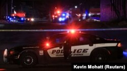 Seorang petugas polisi duduk di dalam kendaraan mereka di klub malam gay Club Q di Colorado Springs, Colorado, AS, 20 November 2022. (Foto: REUTERS/Kevin Mohatt)