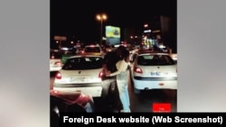 بوسه اعتراض در میان راه‌بندان - فاکس نیوز می‌نویسد بوسه دخترخانم بی‌حجاب، تابوشکنی و نماد زیبای اعتراض، وایرال شد