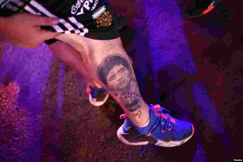 د ارجنټاین د فوټبال د وتلي ستوري ډیاګو مارادونا تصویر د هغه یوه مینه وال په خپلې پښې کښلی