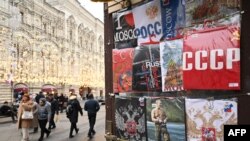 Majice, uključujući i one sa ruskim grbom - dvoglavim orlom, i onom sa likom ruskog predsjednika Vladimira Putina, vide se u prodaji u suvenirnici u centru Moskve 15. marta 2024.