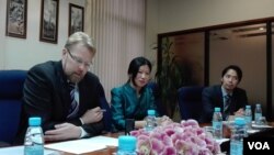 រូបឯកសារ៖ លោក Jarkko Turunen (ឆ្វេង) អនុប្រធានផ្នែកតំបន់អាស៊ីប៉ាស៊ីហ្វិក នៃមូលនិធិរូបិយបណ្ណអន្តរជាតិ IMF ថ្លែងមកកាន់ក្រុមអ្នកសារព័ត៌មាននៅភ្នំពេញ កាលពីល្ងាចថ្ងៃទី២៥ ខែកក្កដា ឆ្នាំ២០១៧។ (អូន ឆេងប៉រ/VOA)