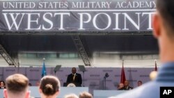 រដ្ឋមន្ត្រី​ការ​បរទេស​អាមេរិក​លោក Lloyd Austin ថ្លែង​ទៅ​កាន់​និស្សិត​នាយ​ទាហាន​ដែល​បាន​បញ្ចប់​ការ​សិក្សា​ចូល​រួម​ពិធី​ប្រគល់​សញ្ញាបត្រ​នៅ​​ឯ​បណ្ឌិត​សភា​យោធា​ជើងគោក​សហរដ្ឋ​អាមេរិក​ West Point នៅ​រដ្ឋ New York កាល​ពី​ថ្ងៃ​ទី​២២ ខែ​ឧសភា ឆ្នាំ​២០២១។