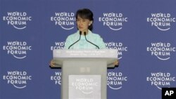 Ikon Demokrasi Burma, Aung San Suu Kyi berpidato di Forum Ekonomi Dunia Asia Timur di Bangkok (1/6).