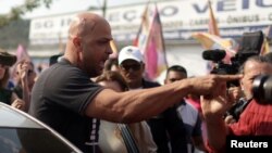 Seorang pendukung Presiden Brasil Jair Bolsonaro (kiri) terlihat terluka setelah bentrok dengan pendukung mantan presiden Luiz Inacio Lula da Silva di Sao Goncalo, negara bagian Rio de Janeiro, Brazil, 9 September 2022.