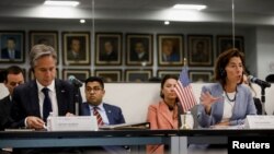 토니 블링컨 미국 국무장관(왼쪽)과 지나 레이몬도 상무장관이 12일 멕시코시티에서 열린 미국-멕시코 고위급 경제대화에 참석했다.