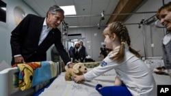 រដ្ឋមន្ត្រី​ការបរទេស​សហរដ្ឋ​អាមេរិក​លោក Antony Blinken ផ្តល់​តុក្កតា​មួយ​ដល់​កុមារី Marina អាយុ​៦​ឆ្នាំ ដែល​មក​ពី​តំបន់ Kherson​ ក្នុង​អំឡុង​ពេល​លោក​ធ្វើ​ទស្សនកិច្ច​នៅ​រដ្ឋធានី​កៀវ​របស់​អ៊ុយក្រែន​ កាល​ពី​ថ្ងៃ​ទី​៨ ខែ​កញ្ញា ឆ្នាំ​២០២២។