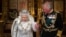 Ratu Elizabeth II didampingi putranya, Pangeran Charles setelah menyampaikan Pidato Ratu pada Pembukaan Parlemen Negara di Gedung Parlemen di London pada 14 Oktober 2019. (Foto: AFP)