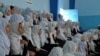 Sejumlah siswa perempuan di Afghanistan duduk di dalam kelas di sebuah sekolah di Kandahar, ketika tahun pelajaran baru pada 7 September 2022. (Foto: AFP/Javed Tanveer)