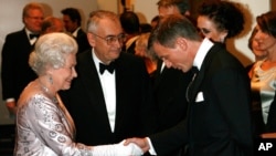 Dans cette photo d'archive du 14 novembre 2006, la reine Elizabeth II de Grande-Bretagne, à gauche, rencontre l'acteur Daniel Craig, le nouveau James Bond, lors de la première mondiale du dernier film de James Bond "Casino Royale" au cinéma Odeon de Leicester Square à Londres .