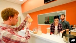 Seorang mahasiswa tengah melakukan eksperimen bersama dosen ilmu pangan di Food Innovation Center di universitas Nebraska, AS (dok: AP)