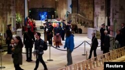 ព្រះមហាក្សត្រ Charles ទី ៣ និង​សមាជិក​រាជវង្ស​ដទៃ​ទៀត​នៃ​ចក្រភព​អង់គ្លេស​ចូលរួម​ព្រះរាជ​ពិធី​កាន់ទុក្ខ​ក្បែរ​មឈូស​ព្រះមហាក្សត្រិយានី Elizabeth ទី ២ ក្នុង​ពេល​ដែល​សាធារណជន​ចូល​គោរព​ព្រះសព​ព្រះមហាក្សត្រិយានី Elizabeth ទី ២ ក្នុង​ព្រះវិហារ St. Giles កាលពី​ថ្ងៃទី១២ ខែកញ្ញា ឆ្នាំ២០២២។