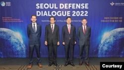 신범철(오른쪽 두번째) 한국 국방부 차관과 오카 마사미(세번째) 일본 방위심의관이 7일 제11회 서울안보대화(SDD) 현장에서 소다자회의에 참가해 기념촬영하고 있다. 왼쪽은 톰 메나두 호주 국방부 국제정책국장직무대리, 오른쪽은 필립 터너 주한 뉴질랜드 대사. (한국 국방부 제공)