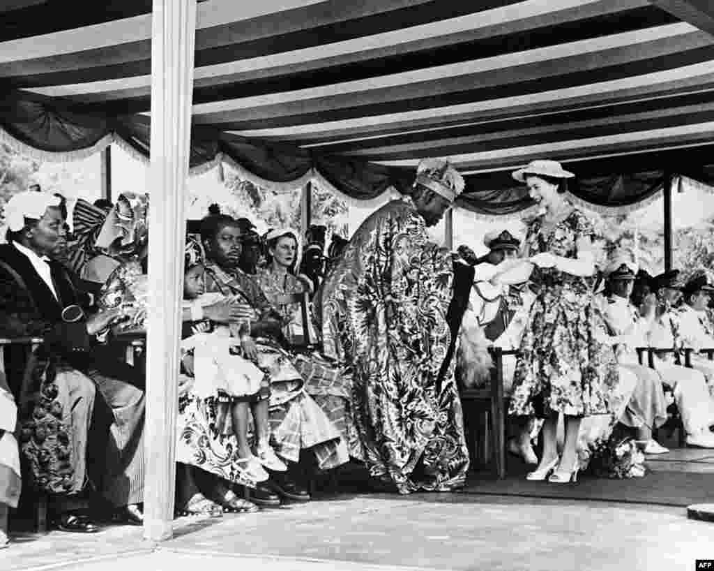 G﻿iiftii Elizaabet II&nbsp; Naayjeeriyaa magaala Leegos, Bara&nbsp;&nbsp;1956. (Suuraa &#39;INTERCONTINENTALE&#39; / AFP)