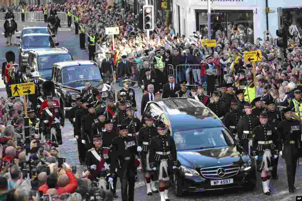 The procession with the coffin of Queen Elizabeth II heads up the Royal Mile to St. Giles&#39; Cathedral in Edinburgh, Sept. 12, 2022.