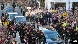 Procesija uz kovčeg kraljice Elizabete II predvođena, s leva, kraljem Čarlskom III, princezom Anom, Princom Endrjuom i princom Edvardom, u katedrali svetog Džajlsa, u Edinburgu, 12. septembra 2022.