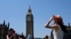Turisti na Vestminster mostu u Londonu, 19. jula 2022. (Foto: AP Photo/Frank Augstein)