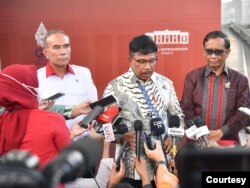 Menkominfo Johhny G Plate (tengah) mengungkapkan bahwa Presiden Jokowi akan membentuk tim khusus untuk mengatasi ulah hacker Bjorka yang telah meretas data pemerintah (biro Setpres)