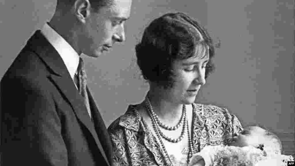 ព្រះអង្គម្ចាស់ក្សត្រី&nbsp;Elizabeth ប្រសូត្រ​នៅ​ឆ្នាំ​ ​១៩២៦ នៅ​ទី​ក្រុង​ឡុងដ៍ ចក្រភព​អង់គ្លេស​ ជា​រាជបុត្រី​ទី​មួយ​របស់​​អនាគត​ព្រះ​មហាក្សត្រ​ George VI និង និង Lady Elizabeth Angela Marguerite Bowes-Lyon​។