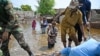 Personel Angkatan Laut Pakistan membantu mengevakuasi para warga yang terdampak banjir di Distrik Dadu, Provinsi Sindh, pada 7 September 2022. (Foto: AFP/Aamir Qureshi)