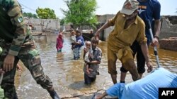 Personel Angkatan Laut Pakistan menyelamatkan orang-orang yang terkena dampak banjir setelah hujan lebat di distrik Dadu, provinsi Sindh pada 7 September 2022. (Foto: AFP)
