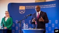 Menteri Pertahanan AS Lloyd Austin berbicara kepada awak media dalam konferensi pers dengan Menteri Pertahanan Ceko Jana Cernochova ketika berkunjung ke Prague, pada 9 September 2022. (Foto: CTK via AP/Jaroslav Svoboda)
