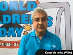 ប្រធាន​ស្តីទីអង្គការ​យូនីសេហ្វ​ប្រចាំ​កម្ពុជា លោក ​អានៀរបាន ឆាតឺរជី ប្រាប់ VOA ក្នុង​ពិធី​ប្រារព្ធ​ទិវា​កុមារ​ពិភព​លោក ថ្ងៃទី​១៨ ខែ​វិច្ឆិកា ឆ្នាំ​២០២២។ (កាន់ វិច្ឆិកា/វីអូអេ)