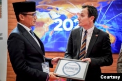 Menparekraf Sandiaga Uno menerima penghargaan dari Lonely Planet di London, 8 November 2022. (Foto: Kementerian Pariwisata dan Ekonomi Kreatif/Badan Pariwisata dan Ekonomi Kreatif)