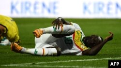 Mosani ya Sénégal Sadio Mané alali na mabele mpe asimbi likolo nsima na kotutana na match ya Sénégal na Bolivie, Orleans, France, 24 septembre 2022 