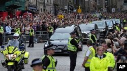 ہدایت نامے میں کہا گیا ہے کہ برائے مہربانی تقریب کے تقدس کا احترا م کریں اور مناسب طرز عمل کا مظاہرہ کریں ۔ مناسب لباس پہن کر آئیں اور سیکیورٹی سے گزرتے ہوئے اپنے فون بند رکھیں۔