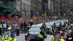 载有伊丽莎白女王灵柩的车队抵达苏格兰的爱丁堡（2022年9月11号）。