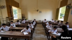Para siswa di SMA Sisowath di Phnom Penh, Kamboja, menjalani ujian terakhir pada 22 Agustus 2016. Kamboja kini telah menambahkan pelajaran mengenai bahaya dan hukum terkait perdagangan manusia ke dalam silabus pendidikan sejak 2021. (Foto: Reuters/Samrang Pring)