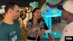 Hira da wasu 'yan kallo da jami'ai