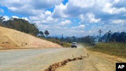 Retakan besar terlihat di jalan raya dekat kota Kainantu, menyusul gempa bermagnitudo 7,6 di timur laut Papua Nugini, 11 September 2022. (Foto: via AP)