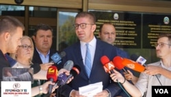 Мицкоски: Доколку доаѓаат за уставните измени, нашата порака е иста, нашите аргументи се исти, навистина ќе бидам и загрижен бидејќи на овој народ овде, последна работа што му паѓа на памет се уставните измени. 