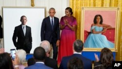 ​អតីត​ប្រធានាធិបតី​សហរដ្ឋ​អាមេរិក​លោក Barack Obama និង​លោកស្រី Michelle Obama ដែល​ជា​ភរិយា ​បង្ហាញ​នូវ​រូបថត​ផ្លូវការ​របស់​លោក​ទាំង​ពីរ ​នៅ​ឯ​សេតវិមាន ក្នុង​រដ្ឋធានី​វ៉ាស៊ីនតោន ​កាលពី​ថ្ងៃ​ពុធ ទី​៧ ខែ​កញ្ញា ឆ្នាំ​២០២២។ 