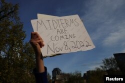 Demonstranti drže natpis "Kongresni izbori dolaze 8. novembra 2022", na protestu za očuvanje prava na abortus u Massachusettsu.